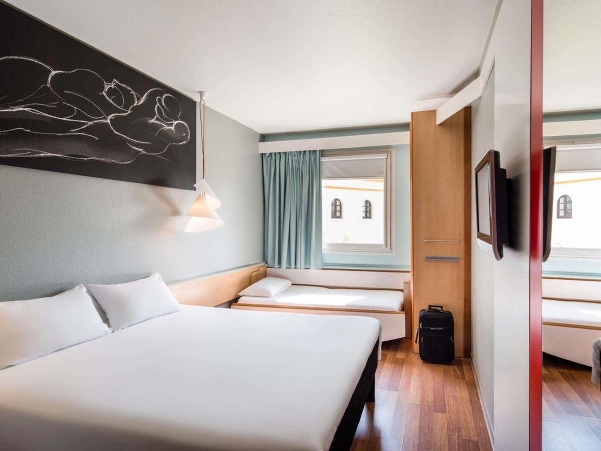Ibis Hotel *